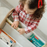 Kind mit Bücherregal
